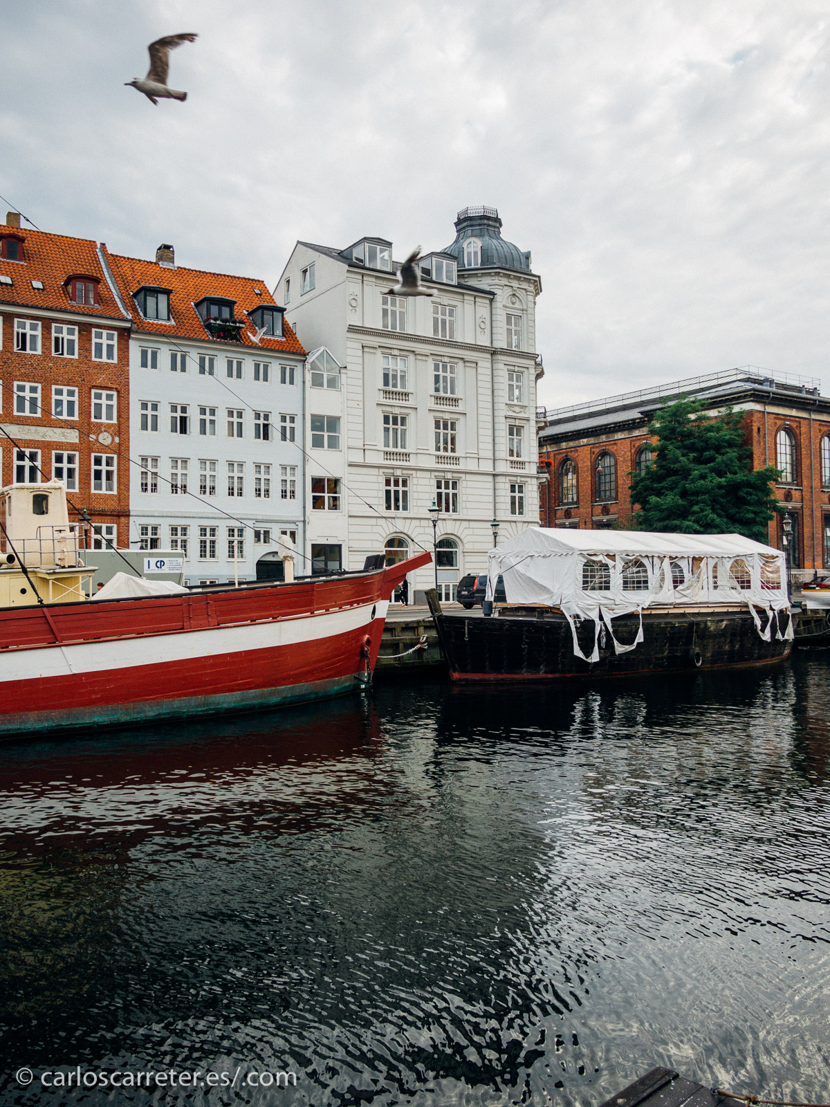 Más que en estos alegres barrios de la capital suelen ser crímenes en casas de campo o en sórdidos barrios... y con frecuencia están implicados ricos empresarios o prohombres... fíate tu de las clases altas de tan privilegiados países socialmente hablando.