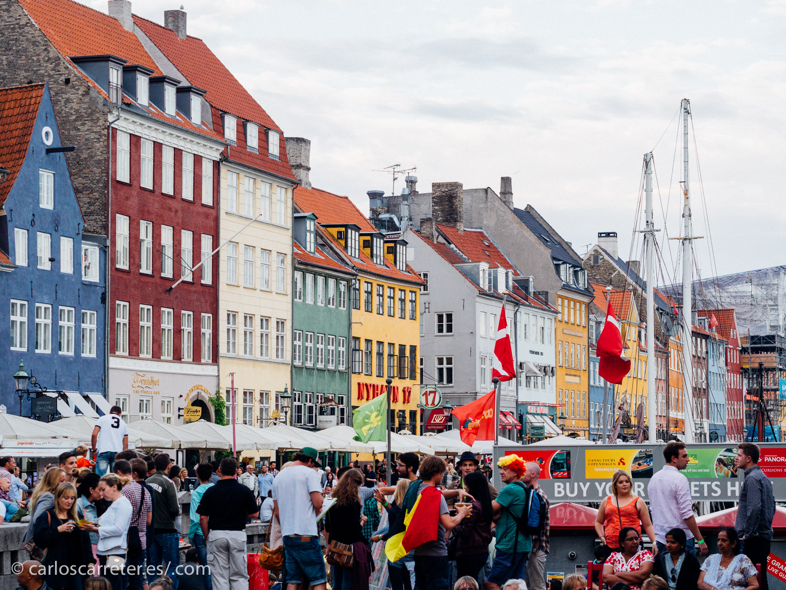 Tampoco las animadas terrazas de Nyhavn en verano suelen ser el escenario de los crímenes... quizá por la abundancia de potenciales testigos visuales.