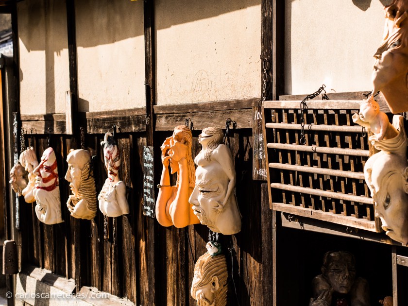 Ocho millones de dioses, espíritus, diablos, animales sagrados,... o lo que es lo mismo, una infinidad de seres propios de la fantasía  y el mito pueblan las tradiciones japonesas.