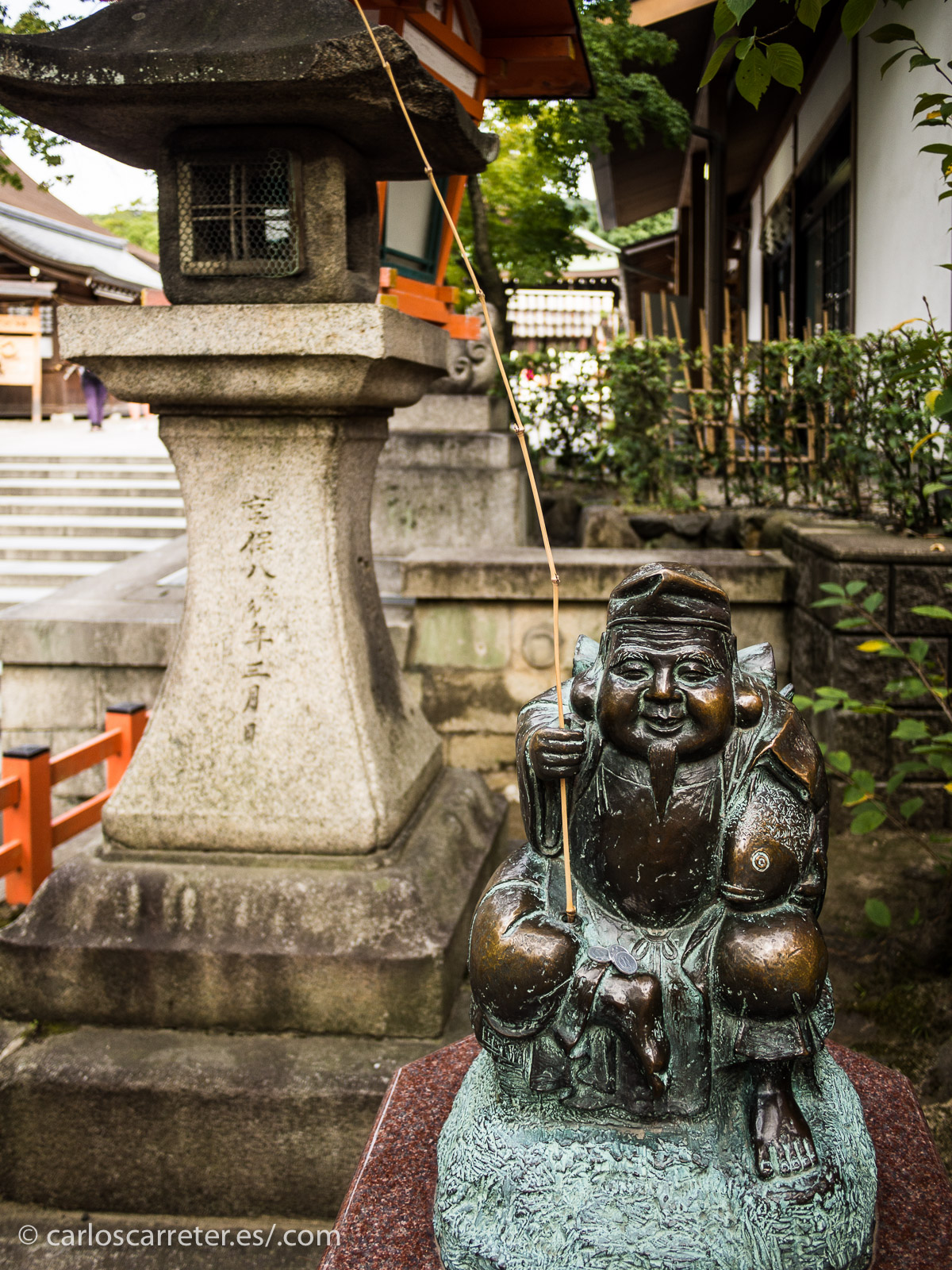 Todo ello se refleja en la riqueza visual de la película. La película estadounidense tiene que acudir a otros referentes, muchos de ellos populares por la televisión y el cine de ese país.