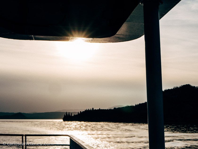 Atardecer en el lago de Como tras doblar la punta San Vigilio.