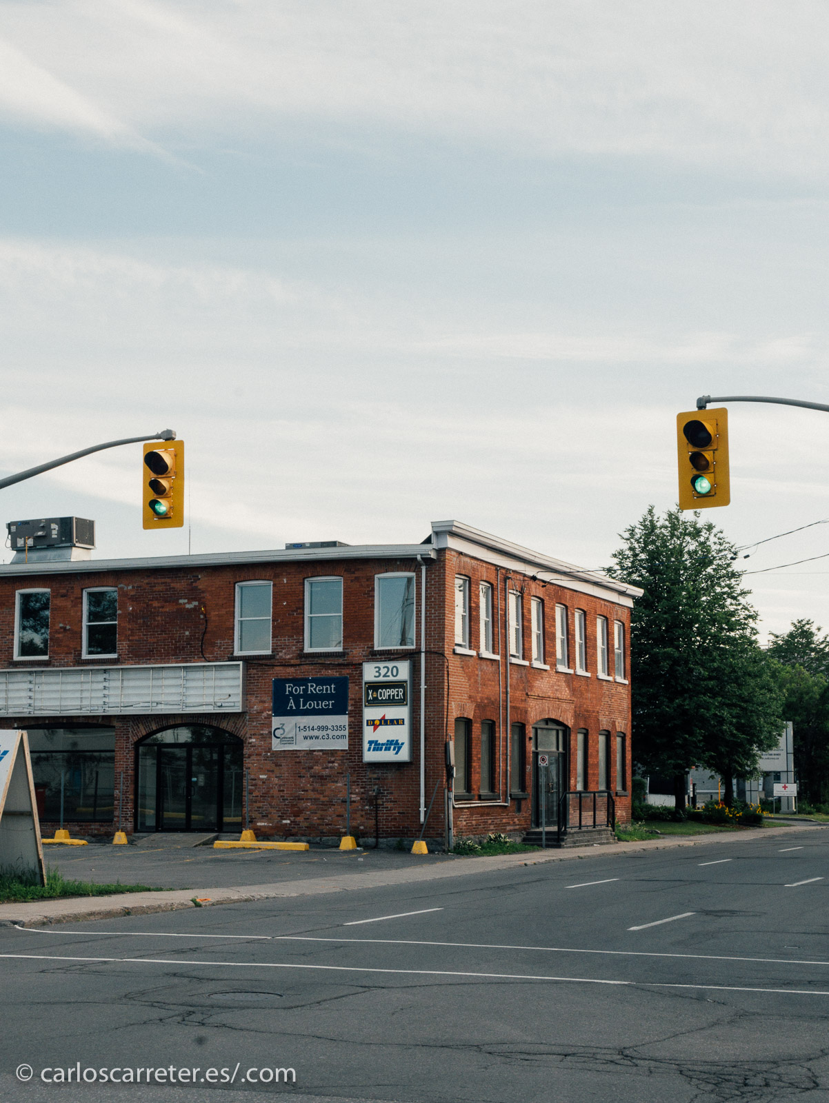 Pero es lo que más a mano tenía en cuestión de paisaje urbano norteamericano... claro que en Alabama hace un calorcito tremendo mientras que en Canadá hace un frío que pela... En fin... lo único en común, que están al norte del río Grande.