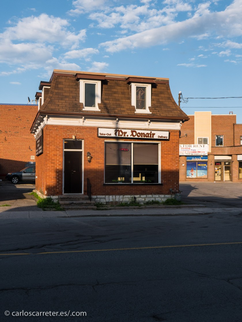 Unos paisajes y unos estilos de vida no muy diferentes a los estadounidenses, unidos a unos menores costes de producción, hacen que muchos de los paisajes urbanos o naturales que vemos estén rodados en Canadá.