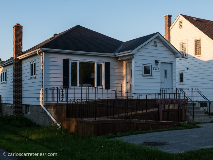 Como muestra traigo a esta página algunos paisajes urbanos de la ciudad de Kingston en Ontario. No muy lejos de la frontera con el estado de Nueva York, al otro lado del lago Ontario y el río San Lorenzo.