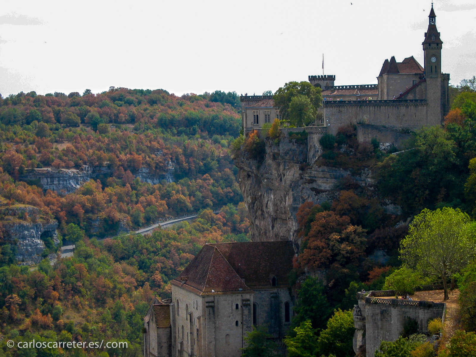 En ausencia de fotografías de la región donde sea ha rodado la película, nos pasearemos también por Francia, pero por el Quercy. Cuyo lugar más visitado y característico es el santuario de Rocamadour.