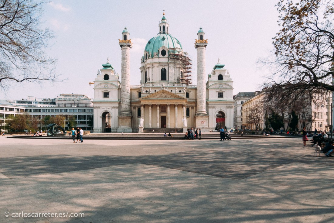 Situada en la parte más aristocrática de la estirada capital austriaca, no lejos de la Karlplatz, cuya boca de metro aparece en la película.