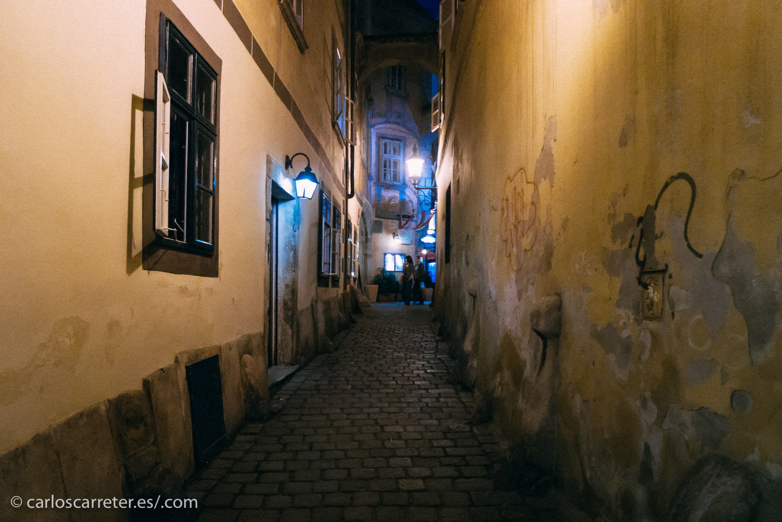 Luego, una pequeña persecución nocturna por las calles vienesas para dar paso al siguiente acto del filme.