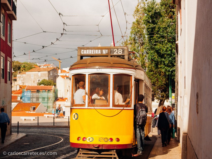 Nos pasearemos por la Alfama y los alrededores de la Sé, con sus coquetos tranvías.