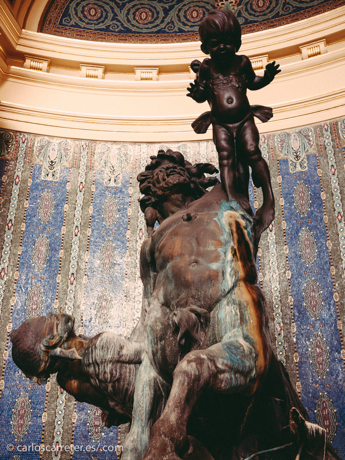 Siendo Sándor Márai húngaro, visitaremos el país magiar. En el encabezamiento, el coqueto pueblo de Szentendre, y aquí el interior de los baños Szechenyi en Budapest.