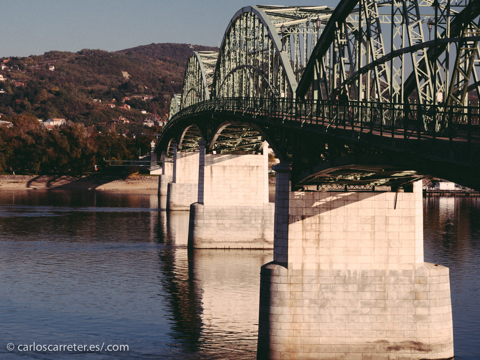 Márai era étnicamente húngaro aunque descendiente de alemanes, pero nació en una población situada en la actual Eslovaquia... Follón centroeuropeo. En la fotografía, el puente que une Esztergom en Hungría con Štúrovo en Eslovaquia, sobre el río Danubio.