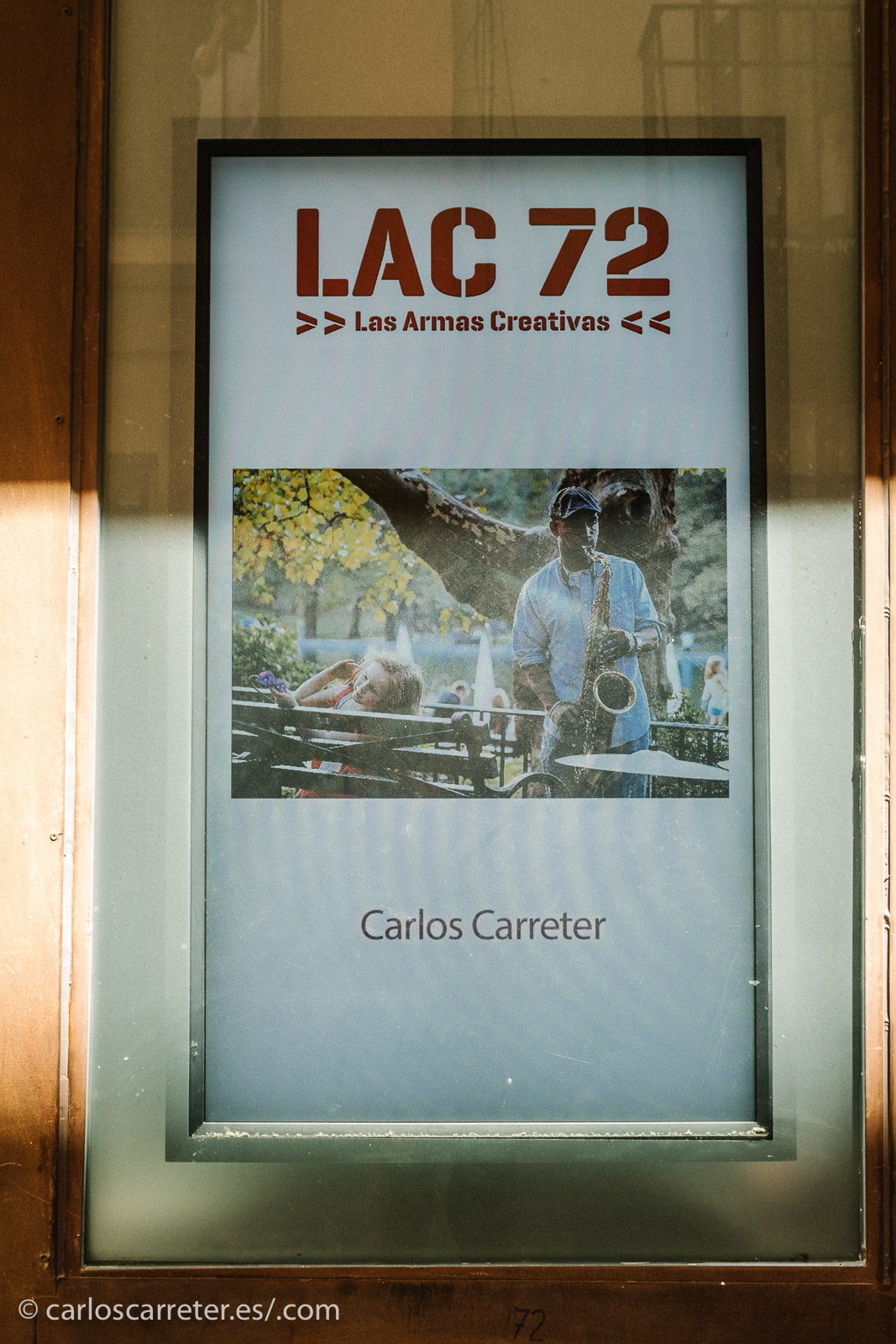 Y así fue. Pero en LAC 72 siguen pasando de forma ininterrumpida las fotografías de las exposiciones del II Encuentro de Fotógrafos de Aragón... y allí nos quedamos mirando como bobos hasta que pasaron todas.