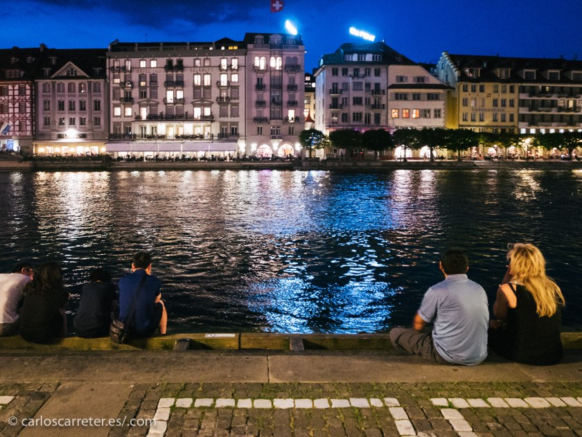 El río Reuss es el desagüe del lago Lucerna o de los Cuatro Cantones, que nace en la misma ciudad de Lucerna.