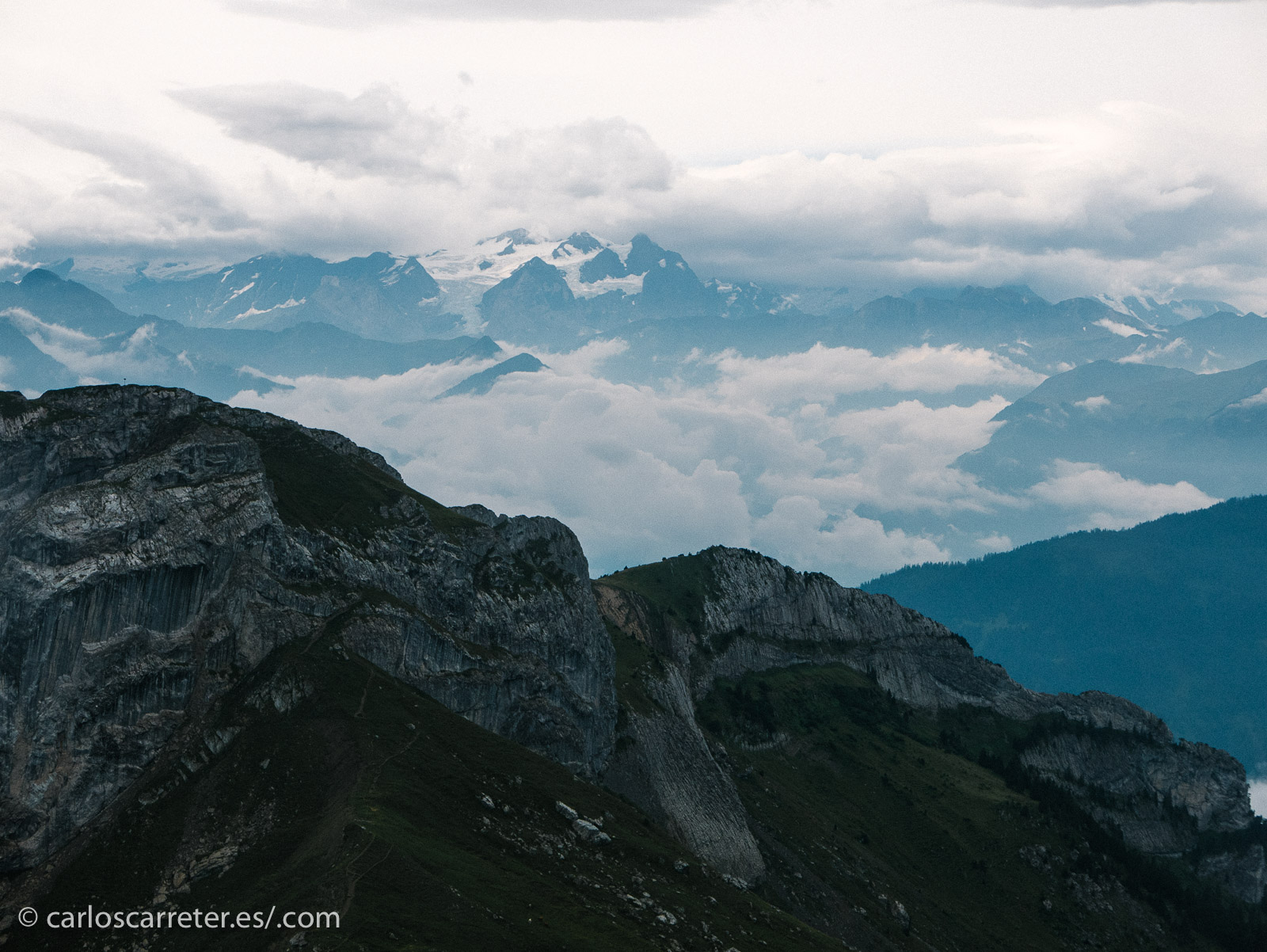 También se propone como tumba del pretor Poncio Pilatos, que cada Viernes Santo saldría de su tumba para lavarse nuevamente las manos en los lagos vecinos.
