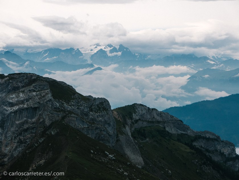También se propone como tumba del pretor Poncio Pilatos, que cada Viernes Santo saldría de su tumba para lavarse nuevamente las manos en los lagos vecinos.