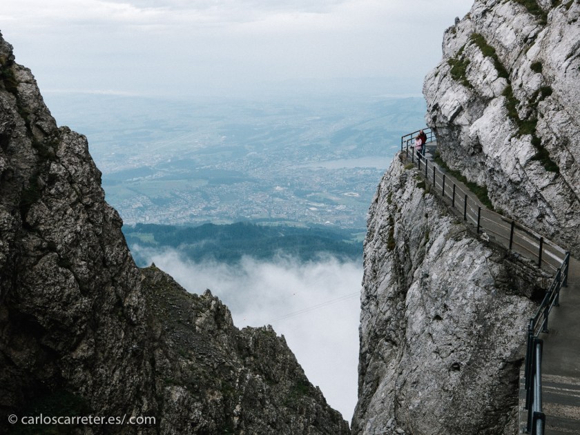 Es un lugar donde las leyendas cuentan que se han visto volar o caer dragones, que podrían o no seguir viviendo escondidos entre sus rocas y cuevas.
