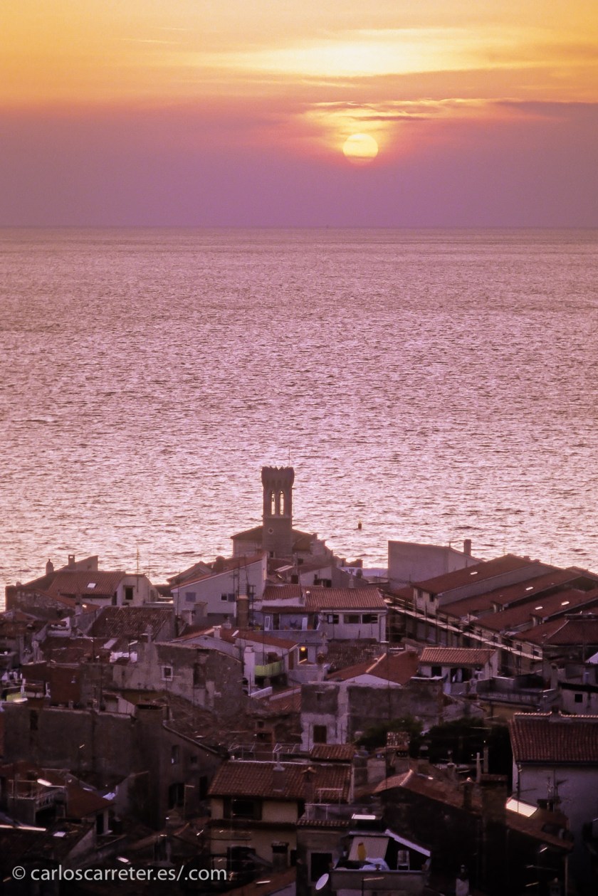 En el verano de 1993 estuve de vacaciones con otros en Eslovenia, un país que hizo la transición de la antigua Yugoslavia a la independencia casi sin conflicto, en la llamada Guerra de los Diez Días. Eso fue dos años antes de que visitáramos el país. Que tien sitios muy bonitos como Piran en la costa de la península de Istria.