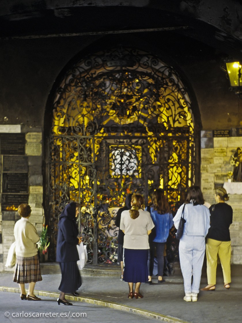 Croacia estaba en guerra en aquel momento contra Serbia; o los croatas contra los servios fueran de la república que fueran. La ciudad estaba llena de extranjeros haciendo negocios. Conocimos estudiantes dálmatas que tenían que dar una vuelta enorme por Eslovenia para llegar, porque el camino estaba cortado por la guerra. Turistas sólo vimos tres; nosotros. Y en las capillas que había en las calles, muchas mujeres rezando por sus muertes o por sus hijos o maridos o hermanos en la guerra. Fue una experiencia extraña.