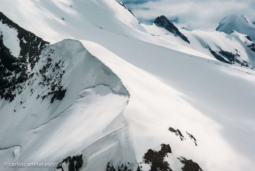 Y parece que lo sube mucha gente... claro que no tiene gracia porque un teleférico te deja allí cerca en el Klein Matterhorn a más de 3.800 metros de altitud.