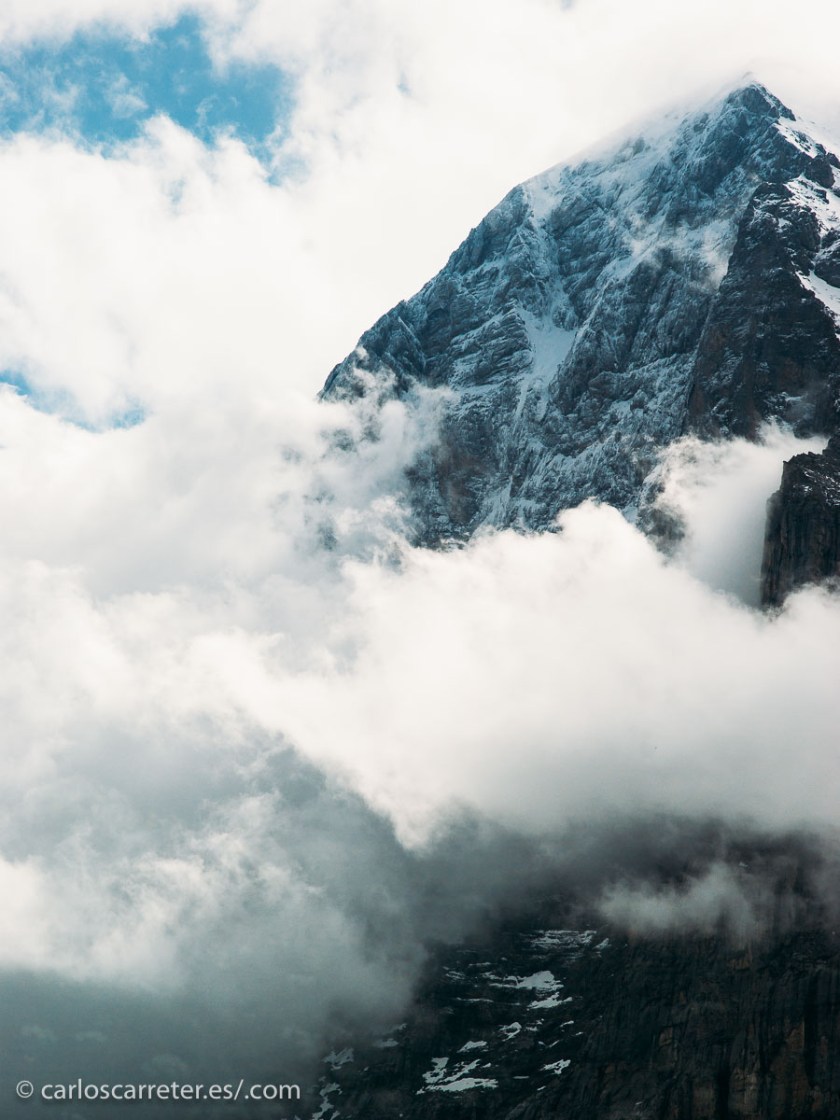 Pero si no estoy informado mal, hay menos personas que hayan escalado la cara norte del Eiger, también en los Alpes suizos, con menos de 4.000 metros de altitud pero 1.800 metros de pared para escalar. Recuerdo haber visto una película, floja, de Clint Eastwood que transcurría en este lugar.