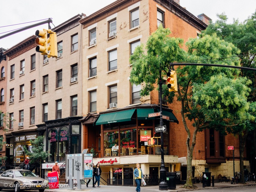 Como muchas de estas series, se alternan los escenarios entre las bulliciosas avenidas de Manhattan y los algo más tranquilos barrios de Brooklyn.