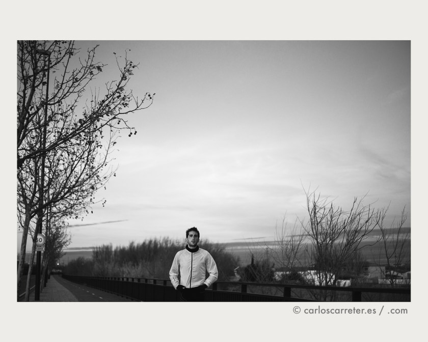 Originalmente una colonia penitenciaria, al estilo Australia, con el tiempo los ciudadanos son granjeros y profesiones complementarias útiles; pero no pueden hacer ejercicio al aire libre, confinados en el subsuelo, sólo salen al exterior con trajes protectores y evitando las horas de insolación. Nada que ver con la libertad de los ciudadanos terrestres actuales de correr al atardecer.