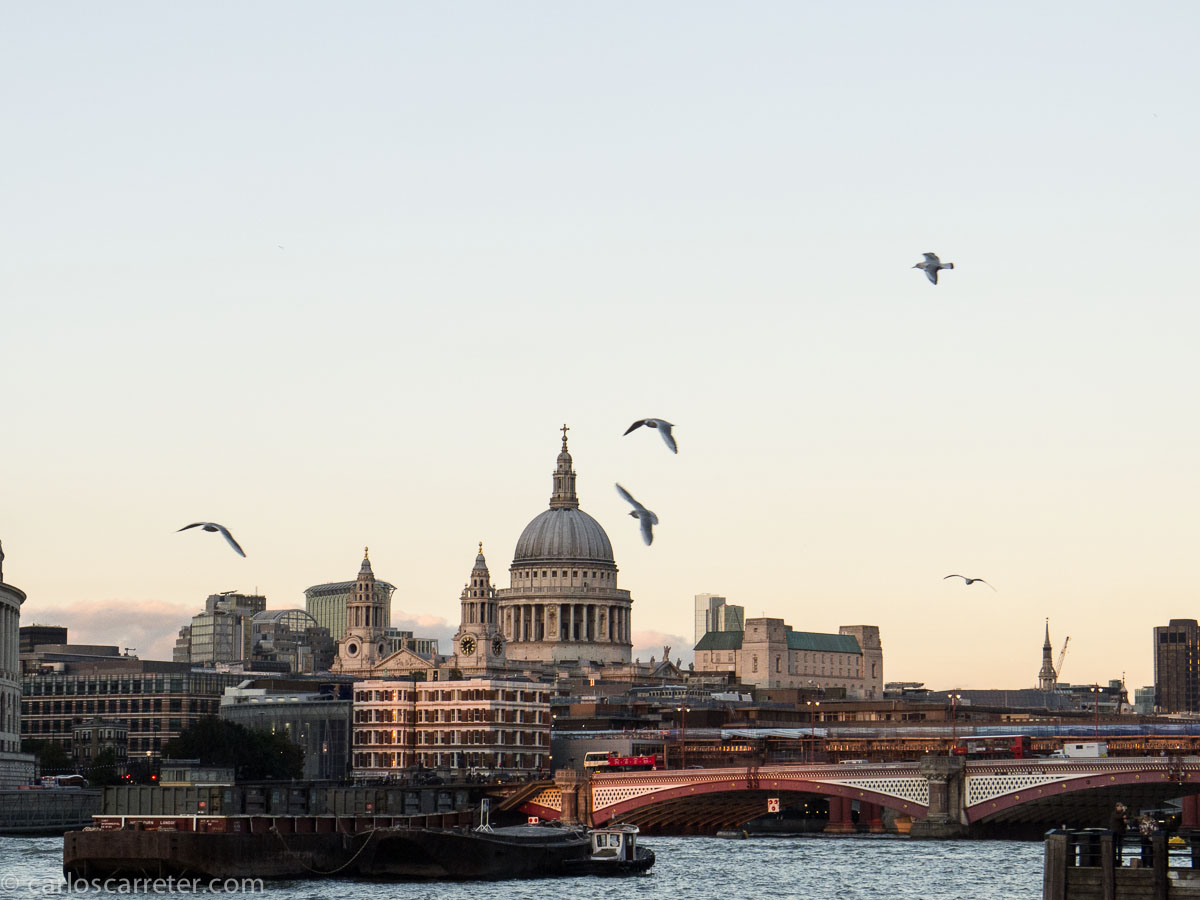 Quizá sería más adecuado viajar fotográficamente a Hong Kong... pero no he estado por allí. Aún. Así que nos quedaremos en la metrópoli, en Londres.