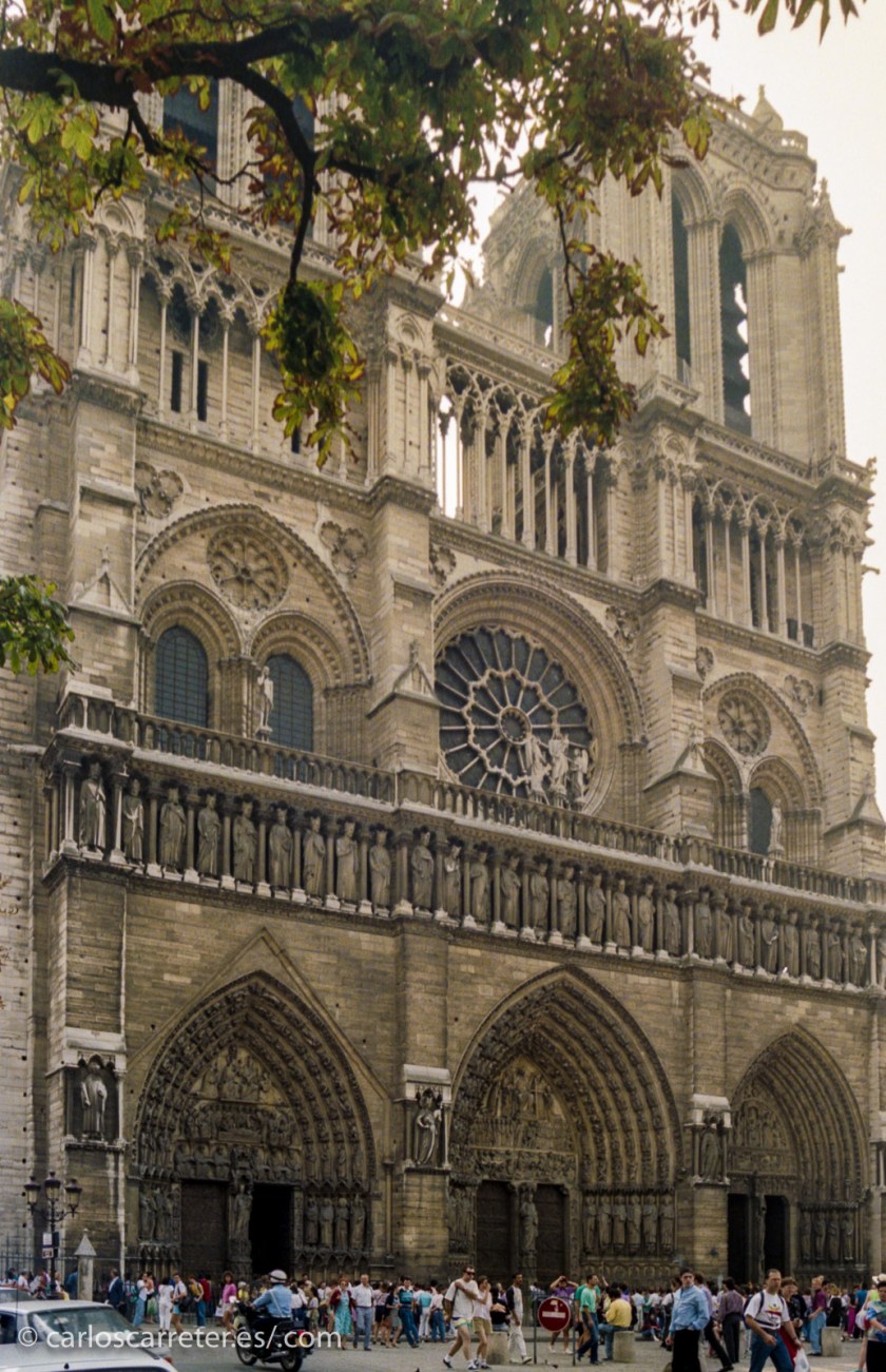 ... y fotografías con más de 25 años de antigüedad como una de mis primeras fotografías de Notre-Dame de Paris...