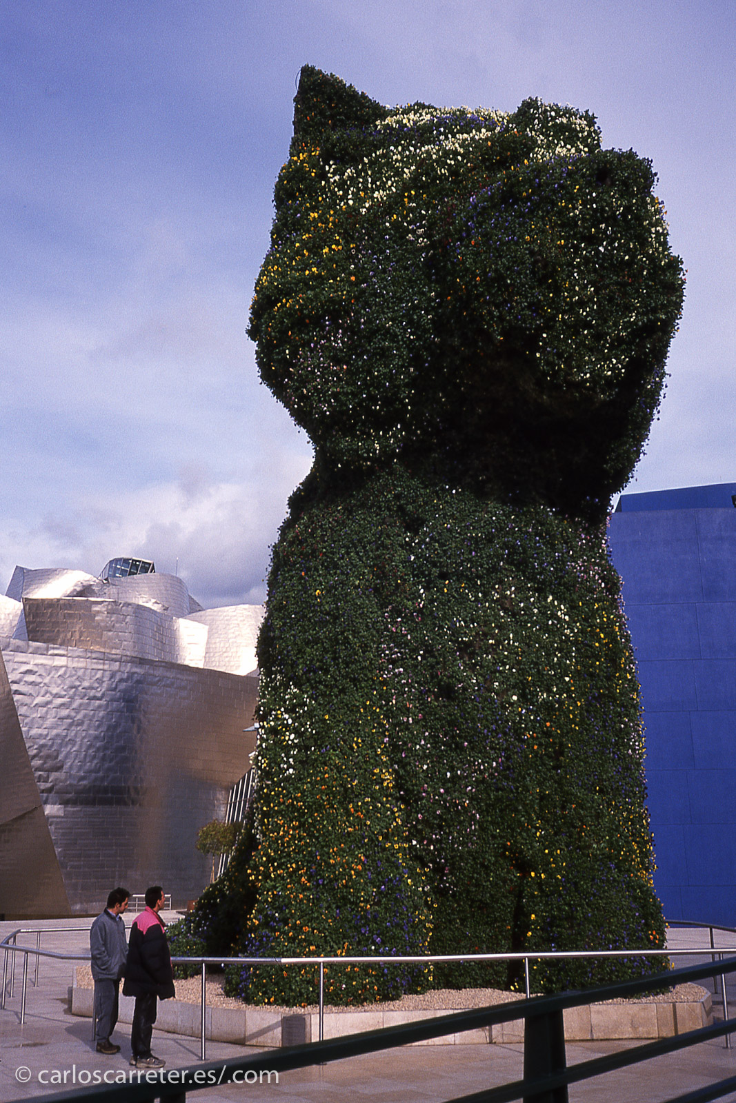 O podemos acercarnos a visitar el museo Guggenheim en Bilbao. Estas fotografías corresponden a los años 2000 y 2001.