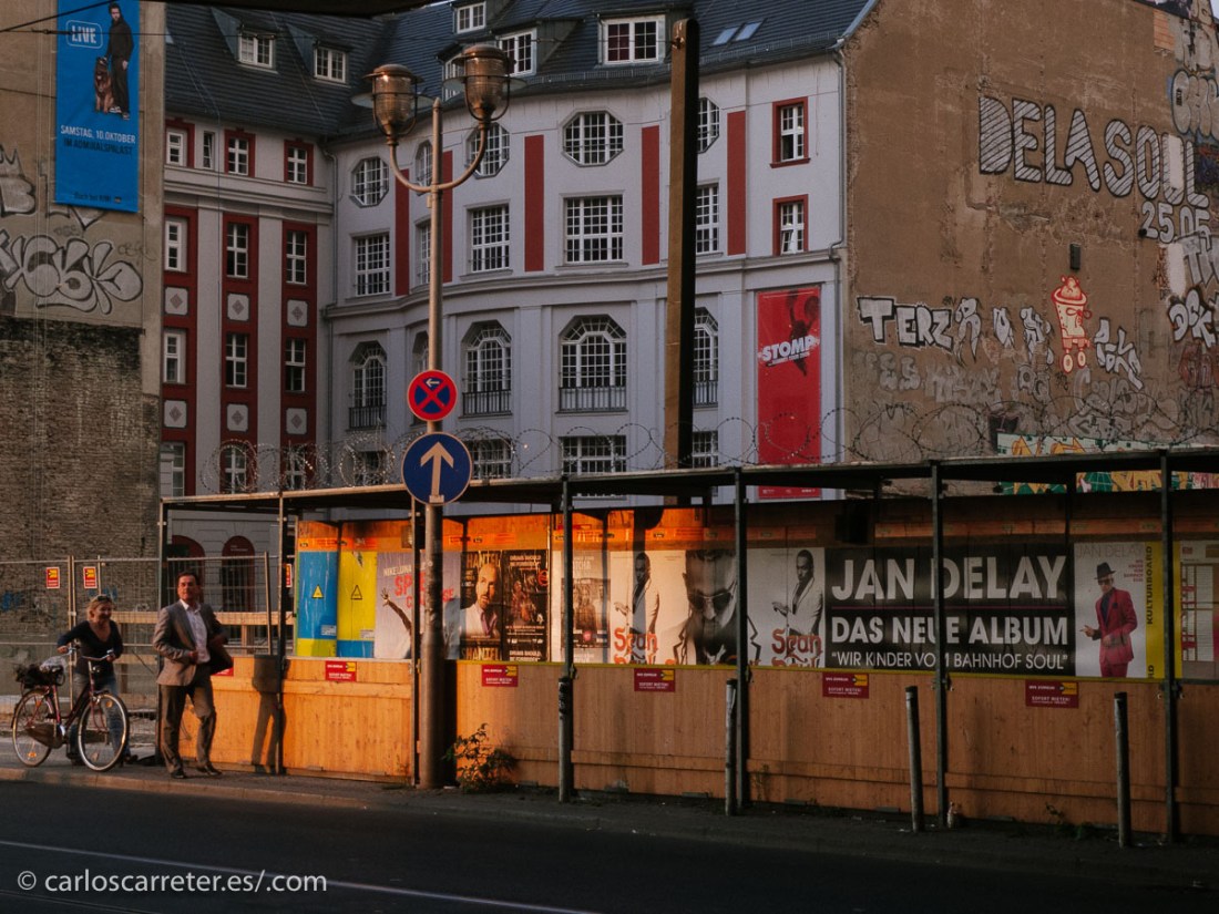 Pero bueno, mientras podamos, disfrutemos de las civilizadas y tranquilas calles berlinesas, aunque los alemanes no sean en estos momentos uno de los pueblos favoritos del resto del mundo, o al menos de Europa.
