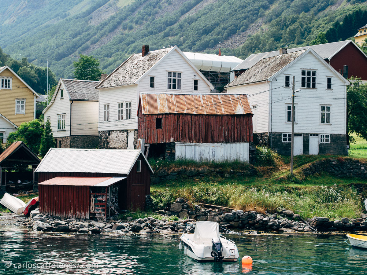 Especialmente en los pueblos de pescadores en los fríos inviernos y cuando azoten los temporales. Pero en verano está muy bien navegar por los bellos fiordos...