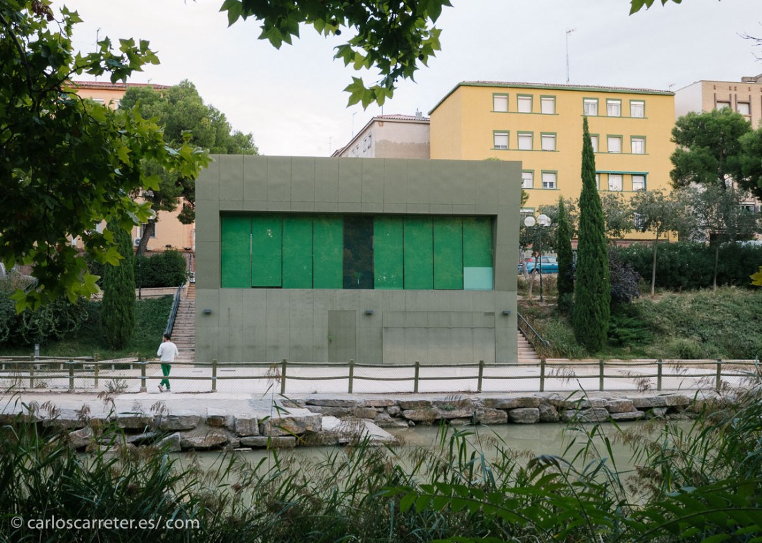 Por la ribera del canal de Zaragoza.