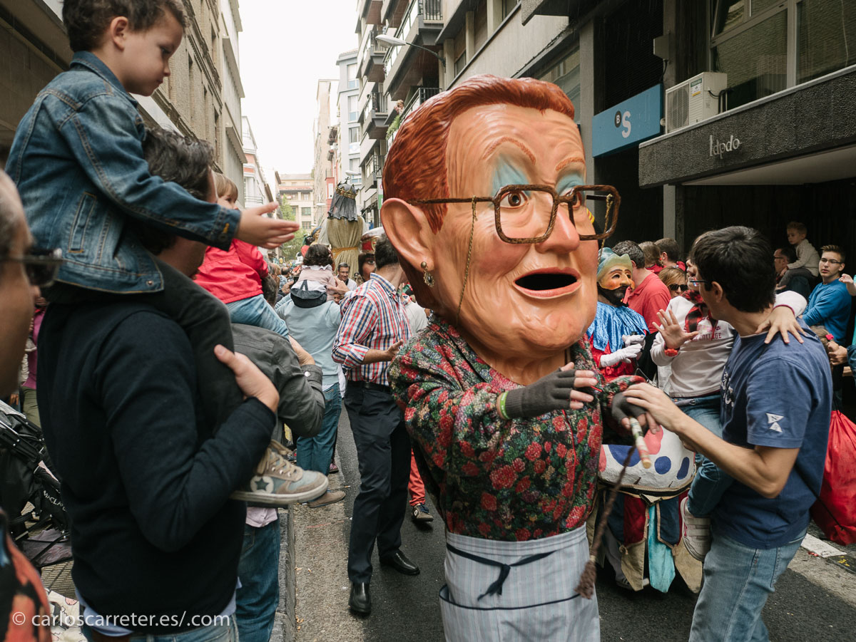 Y dejaré que mis conciudadanos discutan con pasión sobre si el nuevo cabezudo de la comparsa de Gigantes y Cabezudos del ayuntamiento de la ciudad, La Cigarrera del Tubo, debería o no lleva el cigarrillo en la comisura de los labios.