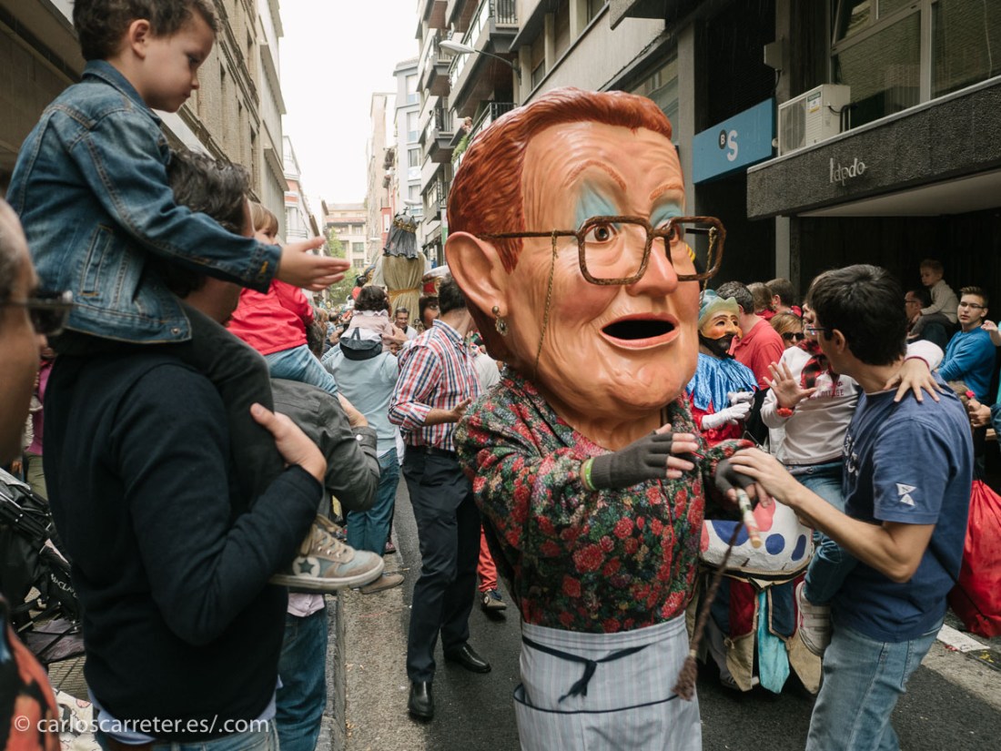 Y dejaré que mis conciudadanos discutan con pasión sobre si el nuevo cabezudo de la comparsa de Gigantes y Cabezudos del ayuntamiento de la ciudad, La Cigarrera del Tubo, debería o no lleva el cigarrillo en la comisura de los labios.
