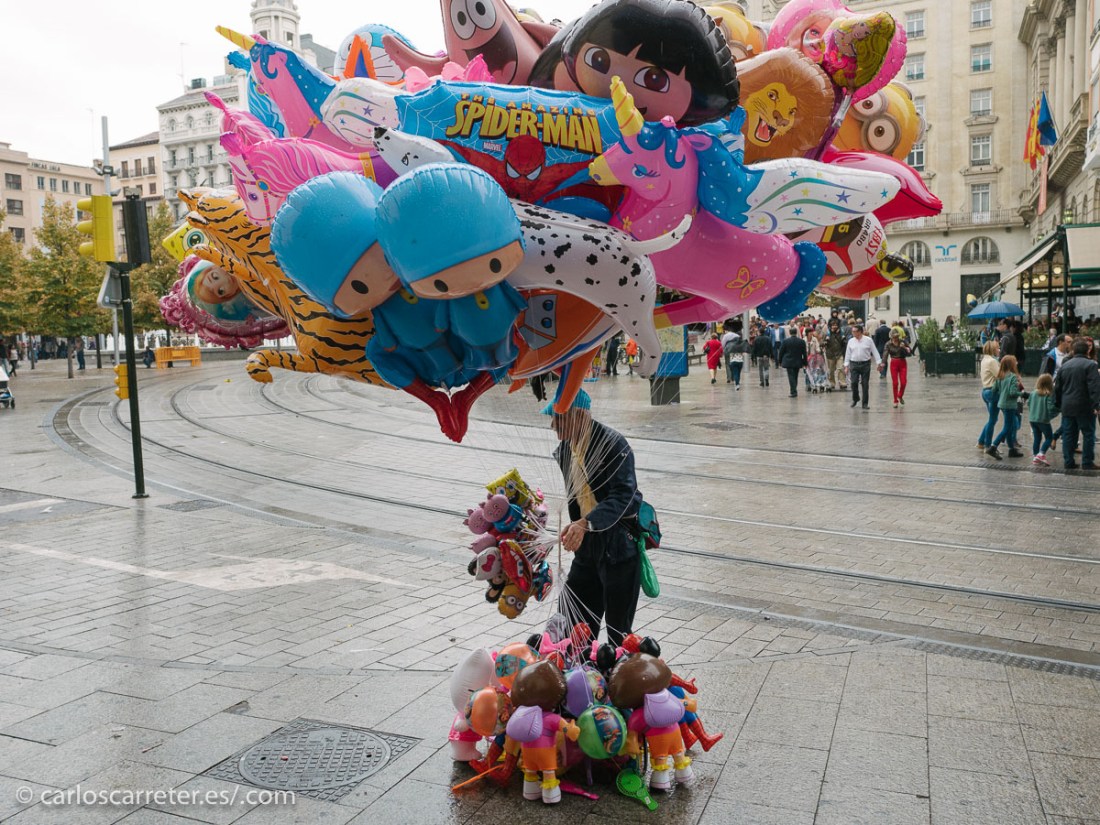 Hoy es el día de la fiesta grande en Zaragoza, mi ciudad. El Pilar. Aunque a mí me abruma la cantidad de gente que se mueve por todos los lados.