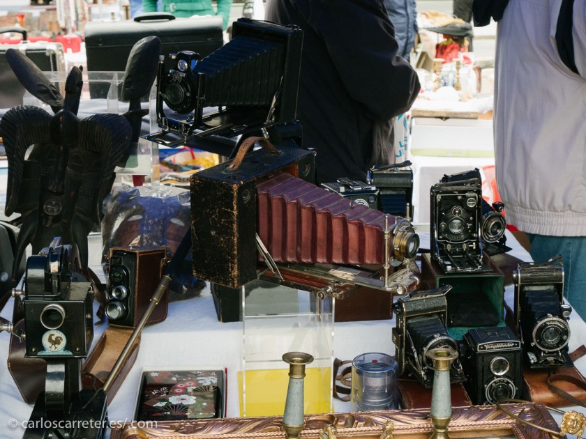 Una visita al Flohmarkt, mercado de las pulgas o rastro vienés, que instalan los sábados a continuación del estable Naschmarkt. A mí me interesaron las cámaras de fotos, pero los dos o tres modelos que me atrajeron no estaban en buen estado. Mejor para mis finanzas.