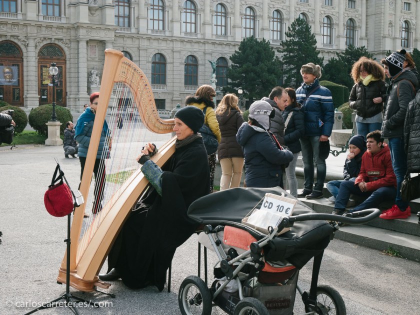 De camino al tranvía para volver al hotel a por el equipaje, pasamos por Marie-Theresien Platz, con música de arpa incluída.