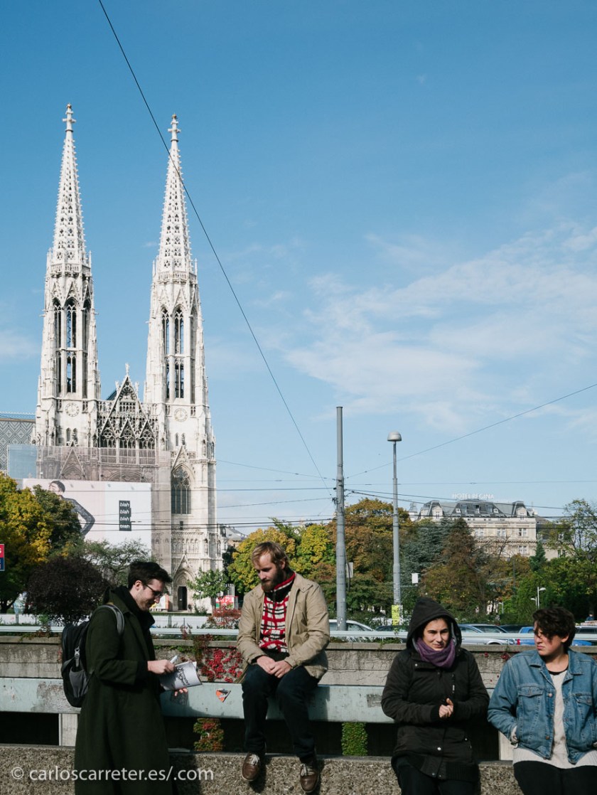 Ya camino del aeropuerto, un último vistazo a la Iglesia Votiva que teníamos al lado del hotel antes de meternos en el metro...