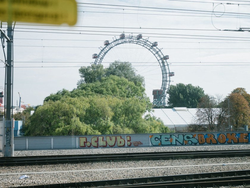 Y desde el S-Bahn que cogimos en Praterstern en dirección al aeropuerto, un vistazo a la noria del Prater que nos sirve de adiós a Viena.