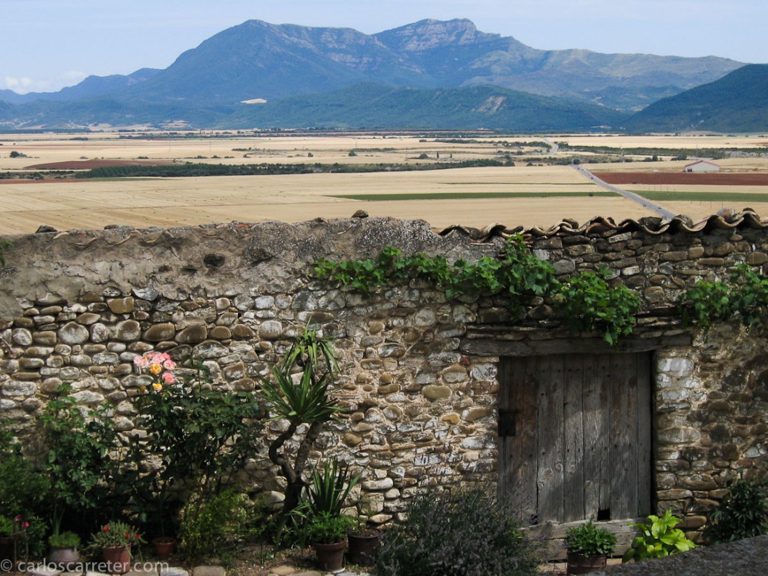 Fotográficamente nos trasladaremos a los Pirineos, al antiguo reino de Aragón del siglo XI, cuya principal zona de habitabilidad, aunque más expuesta a los ataques enemigos, era la canal de Berdún.