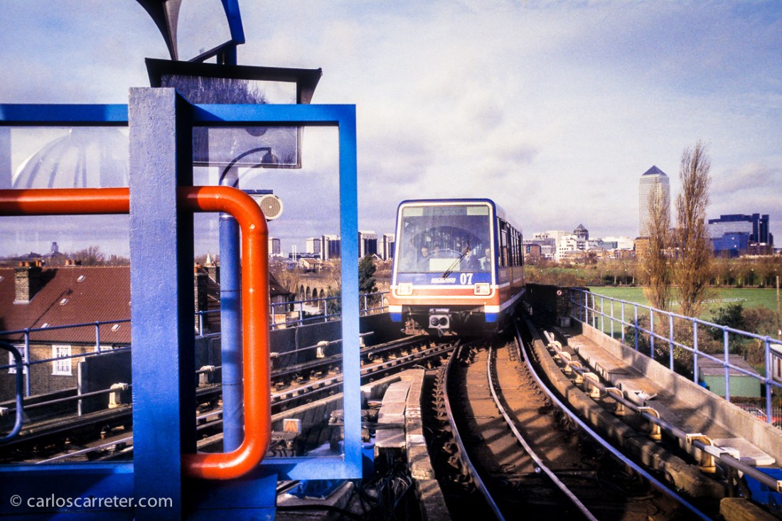 1994, Londres, Inglaterra. Cuaderno de ruta: carloscarreter.com Paisajes sin figura: paisajessinfigura.wordpress.com Seguir en Twitter Los comentarios son bienvenidos. Los iconos llamativos, las animaciones chillonas y otras cosas de este tipo, no. Molestan y distraen la atención de lo importante; las fotos.
