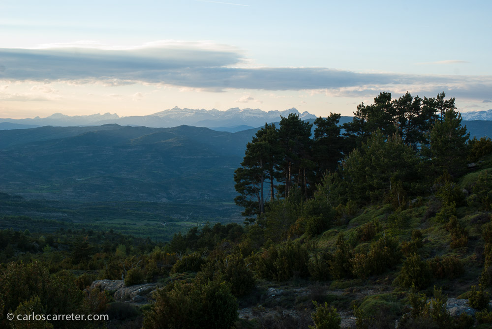 Vista desde sierra de Guara, cerca de Ibirque, al atardecer, tenemos el otro extremo del territorio en que suceden las aventuras.