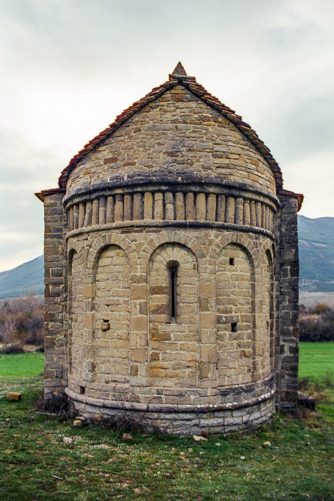 Otra zona habitable que no aparece en la historia es el valle del río Gállego, aquí la iglesia de San Juan de Busa.