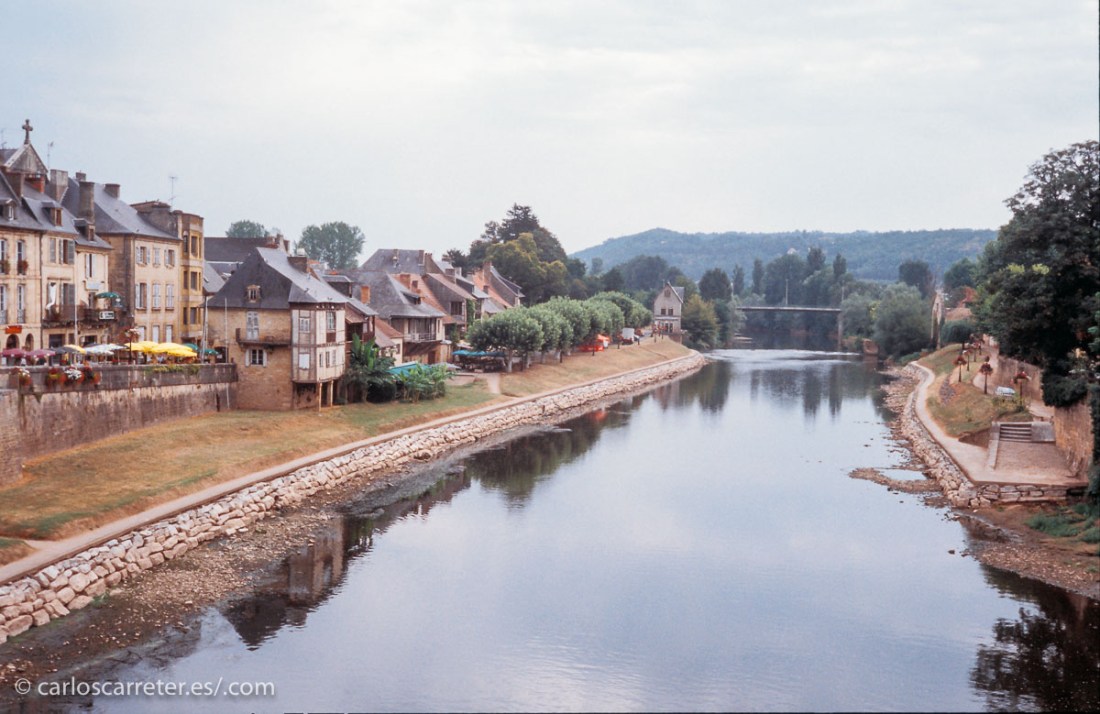 Como vengo haciendo últimamente, traigo a la entrada televisiva las fotos que aparecen en estos días en mi Tumblr, De viaje con Carlos. Los enlaces al final. En la cabecera, la estación de Toulouse (Francia), y sobre estas líneas, el río Vézère a su paso por Montignac, también en Francia