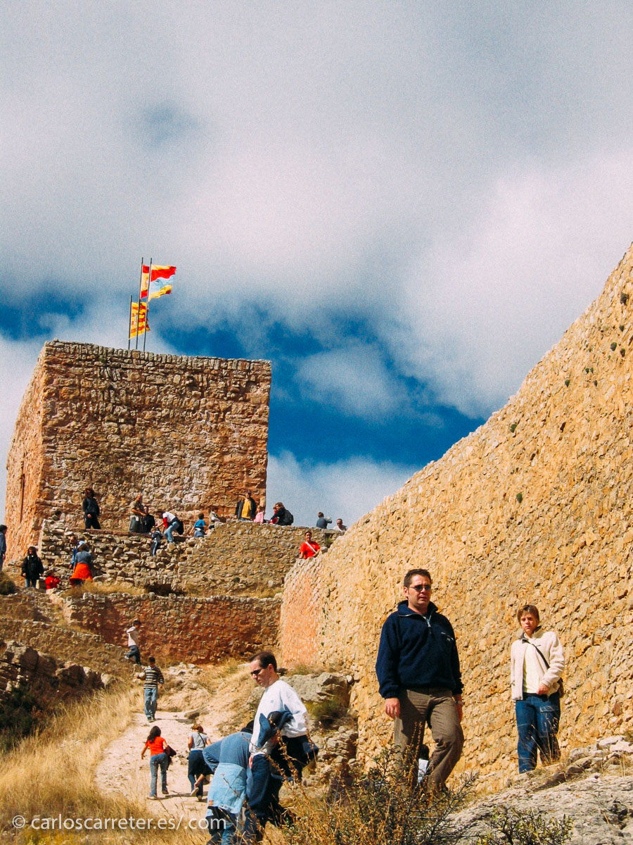 Y terminamos dándonos un paseos por las murallas de Albarracín, en Aragón (España).