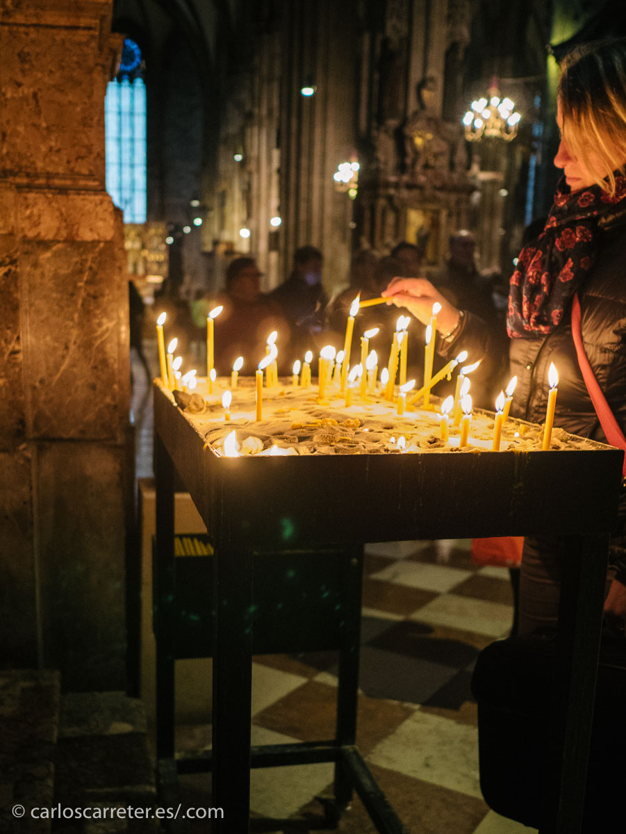 En mi tumblr de viajes, apareciendo fotografías de mi última escapada a Viena (enlaces al final), como el interior de la catedral de San Esteban.