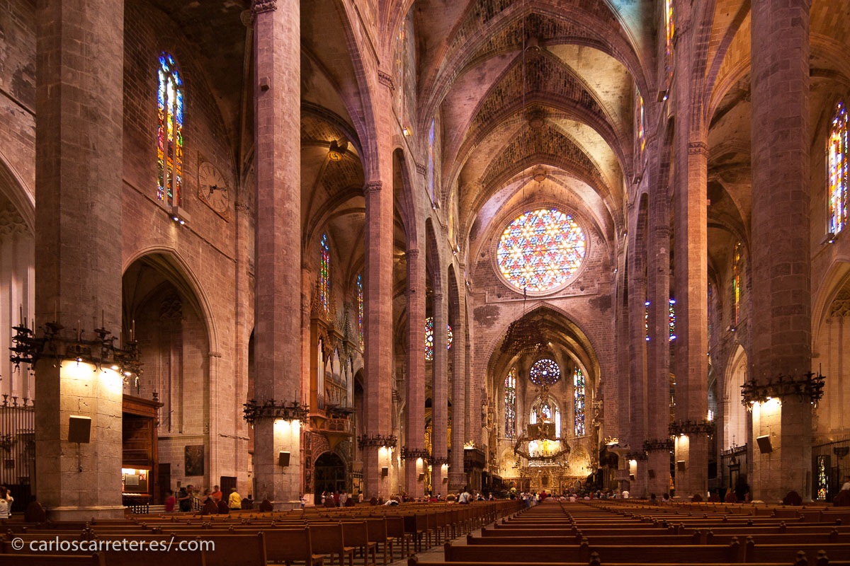 En el interior de la catedral de Palma de Mallorca.