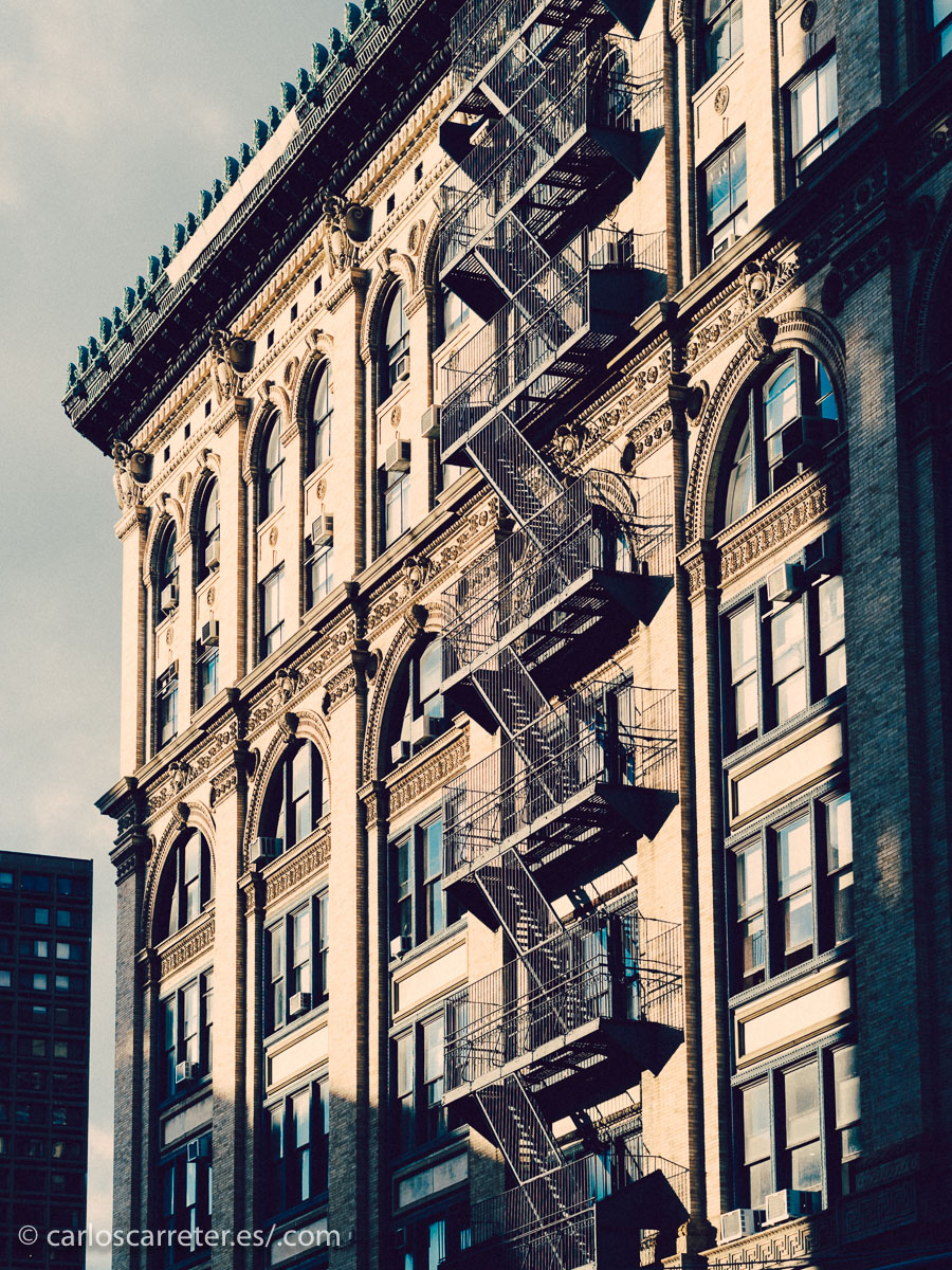 Fundamentalmente suceden en el barrio llamado Hell's Kitchen, la Cocina del Infierno.