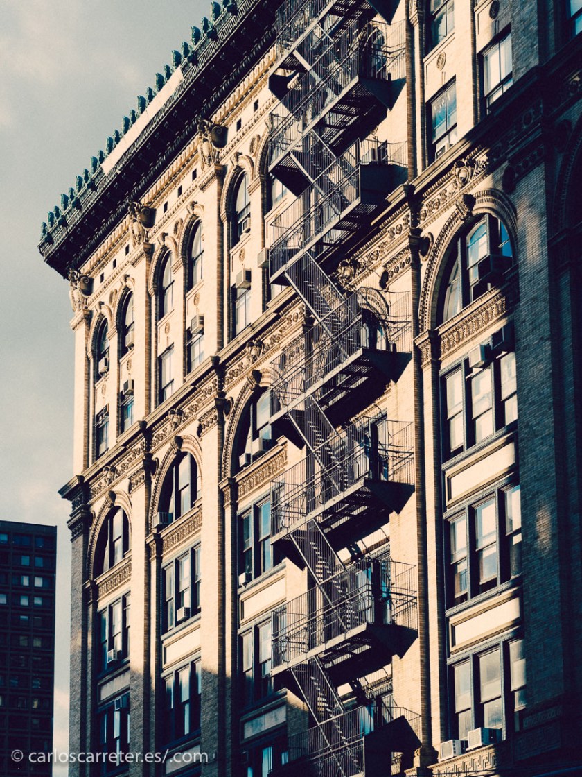 Fundamentalmente suceden en el barrio llamado Hell's Kitchen, la Cocina del Infierno.