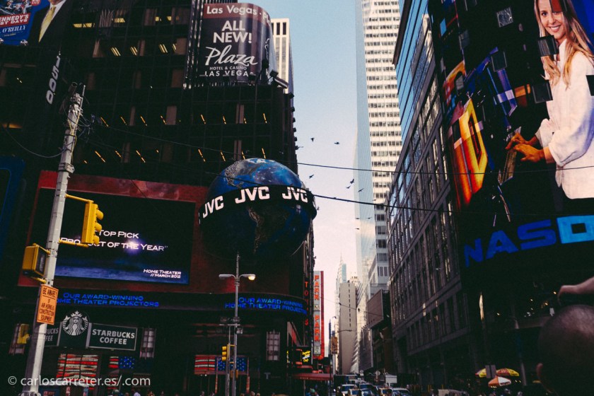 Cómo no ilustrar esta entrada con imágenes de Times Square (aquí y en la cabecera). No obstante, hoy en día sería imposible reproducir en este lugar el ambiente que tenía en los años 50.