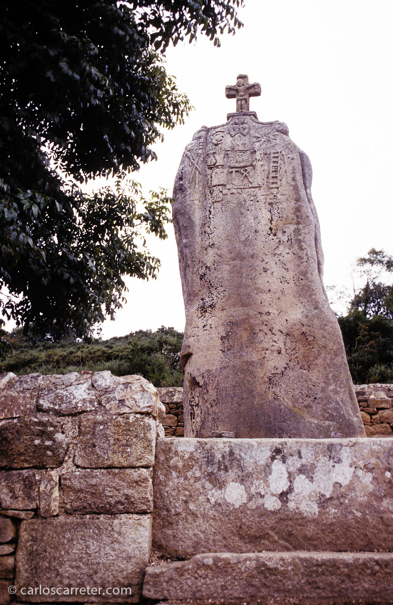 Y no podemos olvidar que Obélix es repartidor de menhires, tal vez repartió este de Lannion, que algún artesano posterior cristianizó... ¡pobre Obélix! Lo que hicieron con sus menhires.